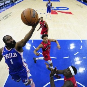 半岛体育全站-76人3月第二次领先15分被翻 哈登再露萎靡之势