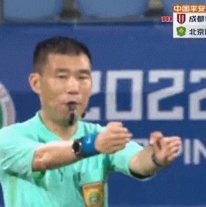 半岛体育-名场面！主裁提前吹哨又喊回踢 中超疯狂16场9红