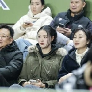 半岛体育入口-老婆来看球压力大？张常宁现身同曦主场，吴冠希连丢关键罚球